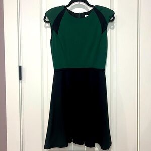 BADGLEY MISCHKA GREEN & BLACK FIT & FLARE SLEEVELESS DRESS